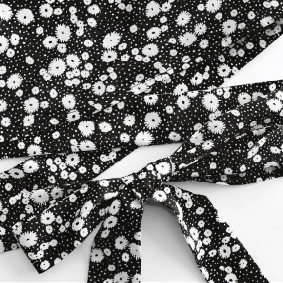 Ditsy Print Surplice Tie Hem Crop Blouse - Picture 4 of 5